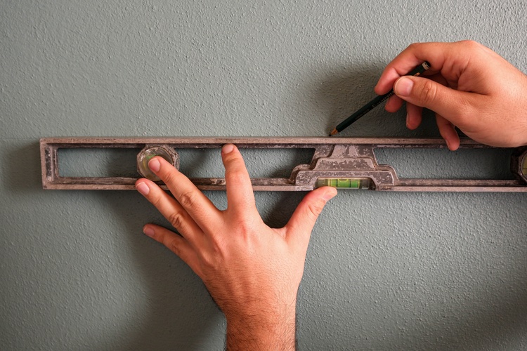leveling picture rail